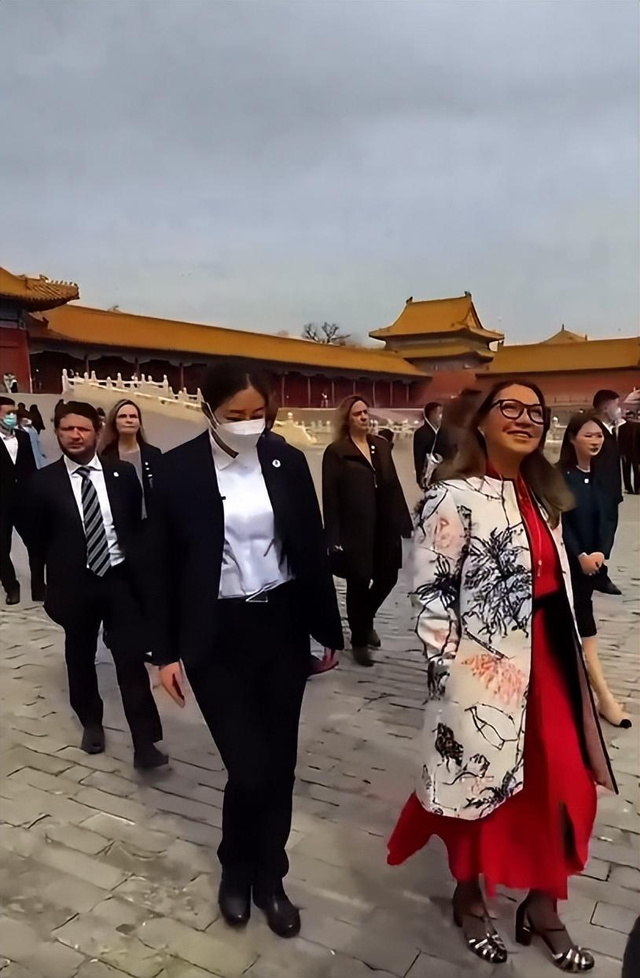 中国"女御林军"美貌惊艳,西装造型华丽成就当代花木兰