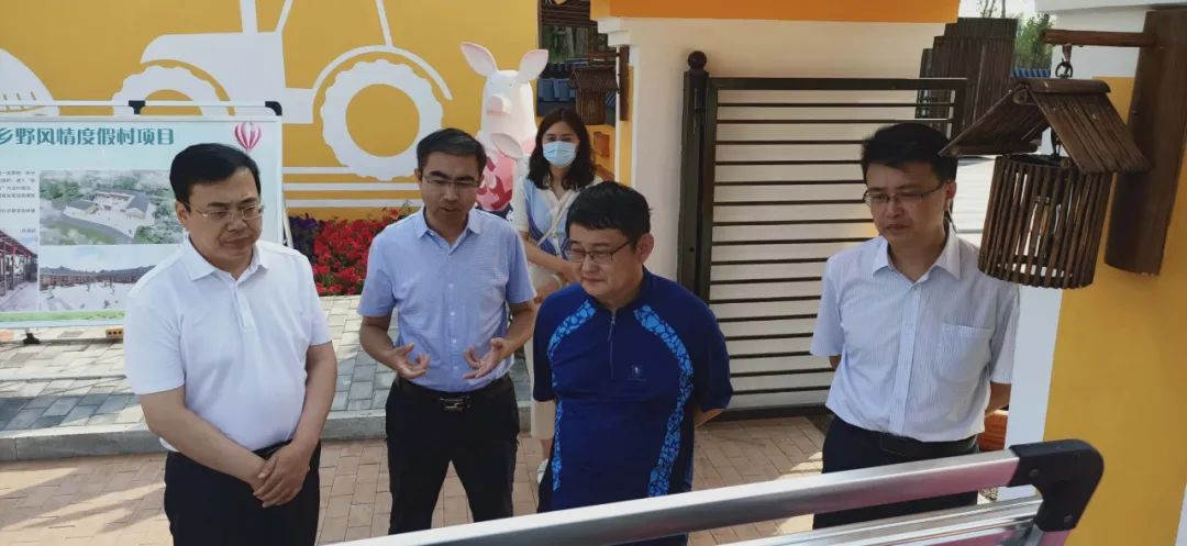 新华社内蒙古分社副社长殷耀一行来我旗开展集中采访活动