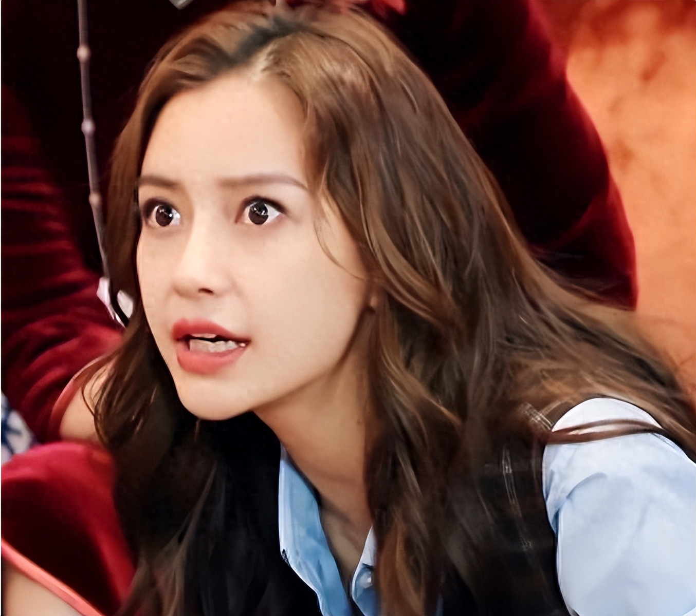 杨颖,1986年出生,靠借黄晓明的光,在娱乐圈小有名气.