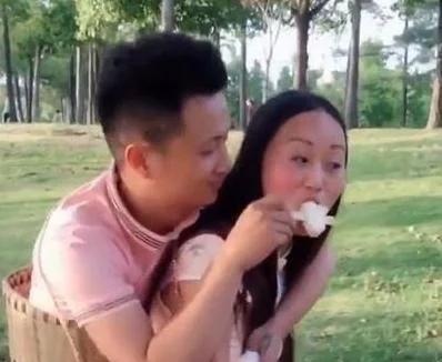 "连体情侣"分手,无腿丈夫另得新欢,苦留断臂妻子独自带娃