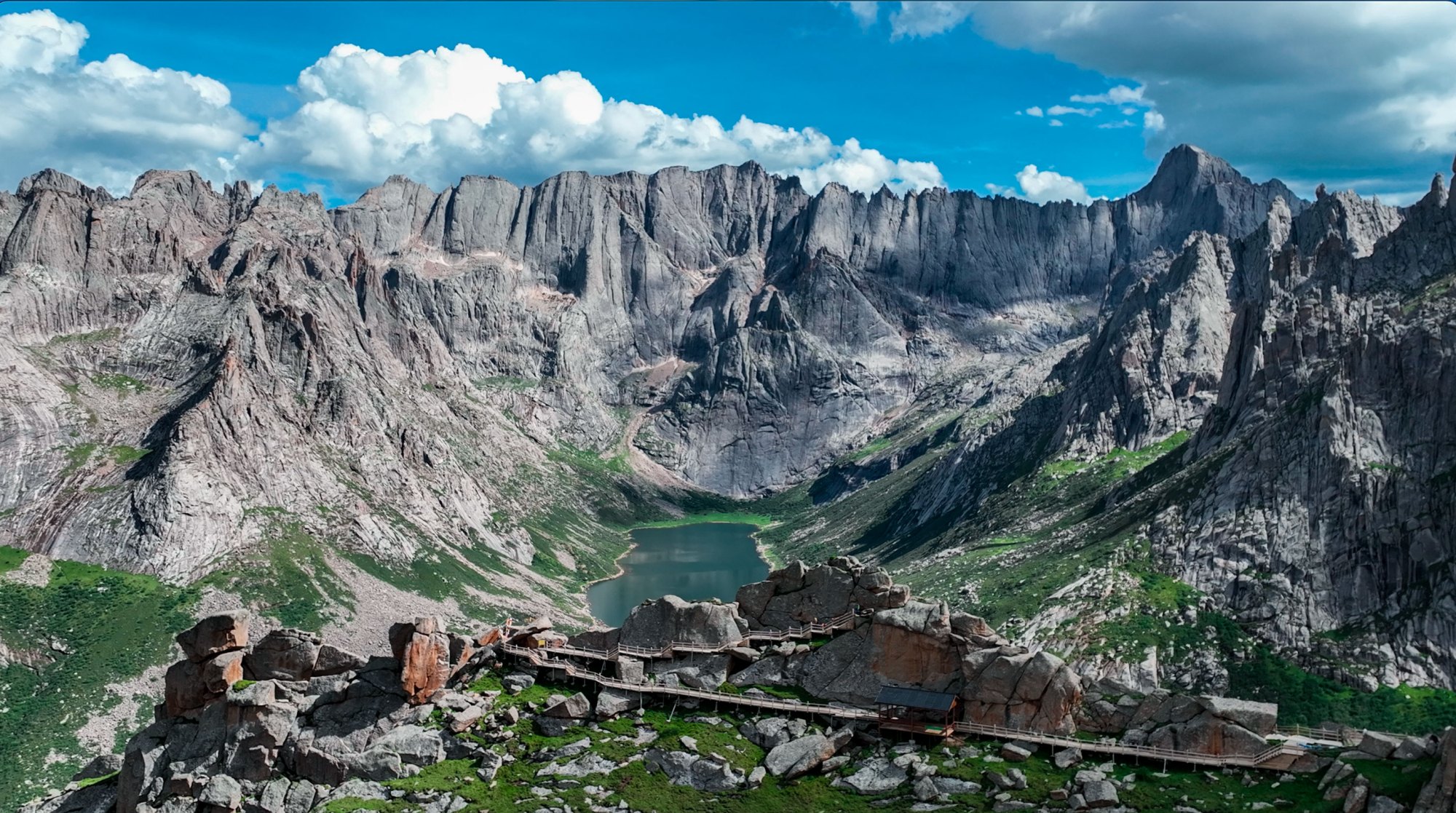 阿坝县石头山风景图片