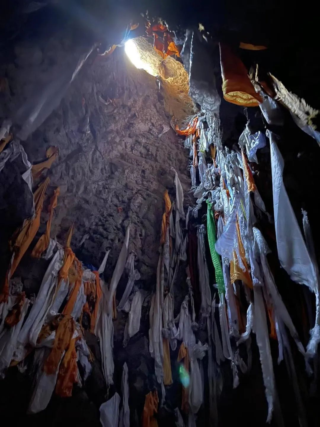 藏地佛教四大名山之一:白岩猴寨神山,莲师闭关时将山洞敲开天窗