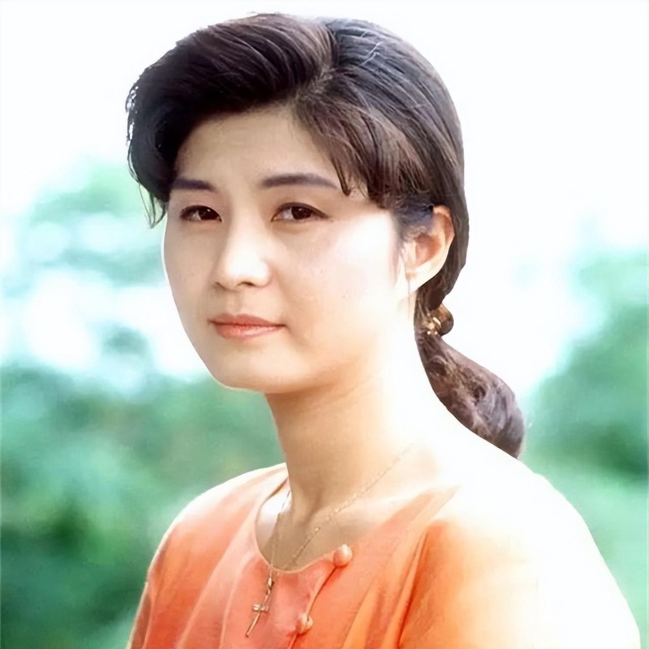 她开始接触了更多的信息和知识,看到了更多的事实和