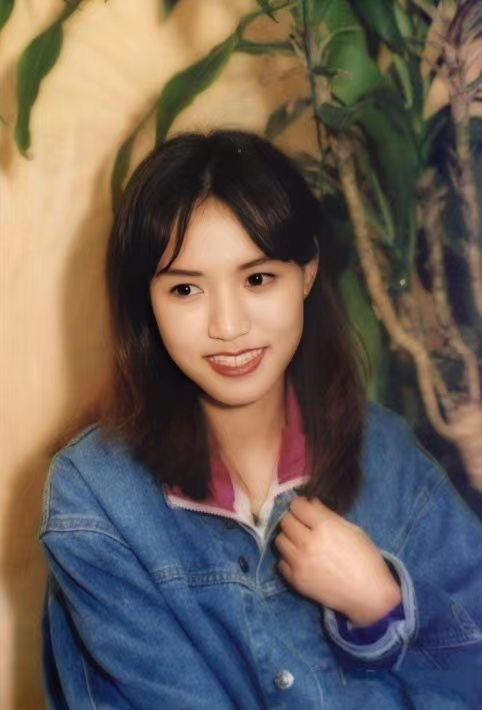 歌手黎瑞恩,20岁因一首歌爆火,29岁嫁入豪门,如今49岁独养俩娃