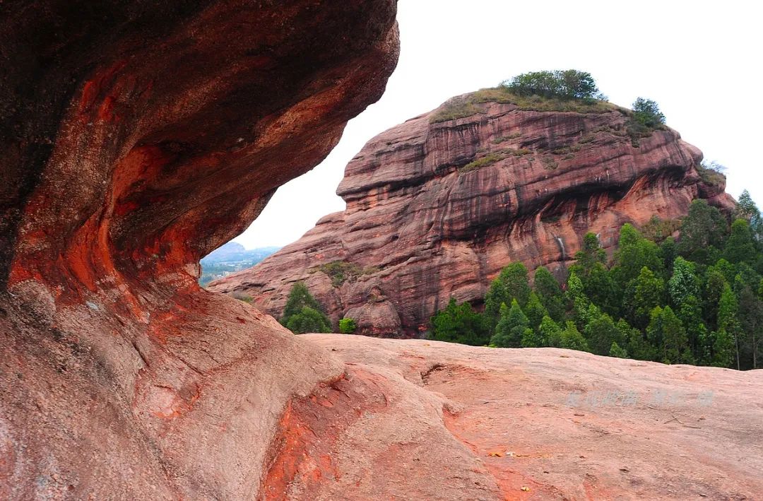 自然奇观!带您深入探索广州最近的丹霞地貌!