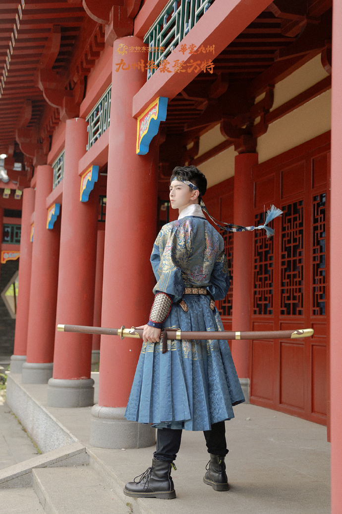 汉服圈"锦衣团"|古代小说里的男主都有了脸,你喜欢哪一个?