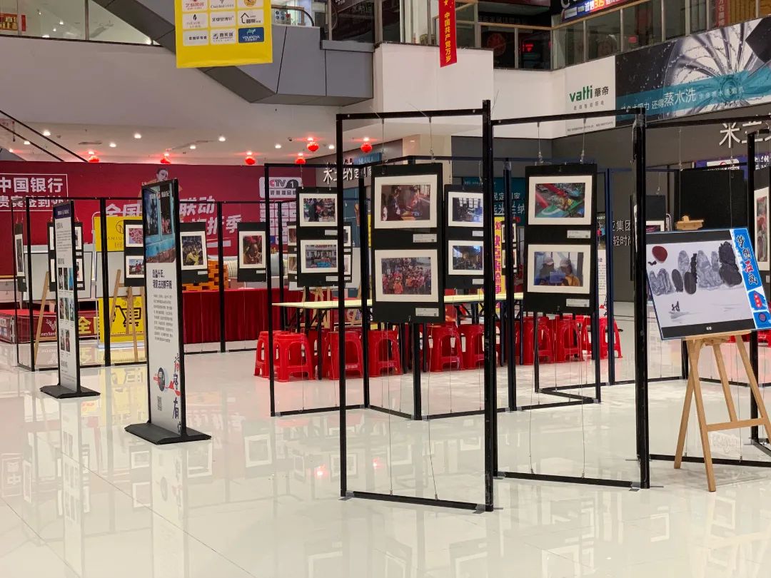 者到亚洲国际建材家居大市场进行实地布展,将"公益助学十年摄影展","