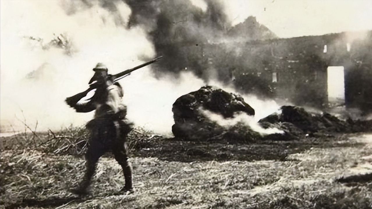 日军放火烧房,房里只见一大堆烧焦的人骨,横躺竖卧,好不凄惨