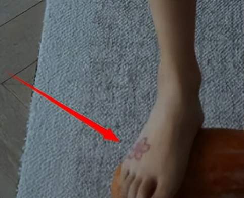 杨颖拍摄杂志,脚背上的花瓣纹身引猜想,脚踩南瓜被吐槽浪费粮食