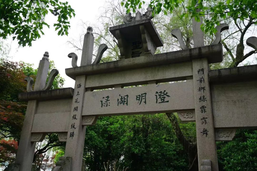 钱王祠门前的牌坊.下联所刻便是脍炙人口的"陌上花开,可缓缓归矣"之事