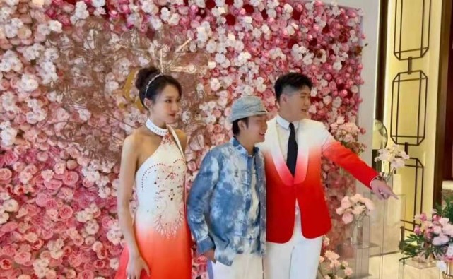 海燕与老公罕见同台合唱,场面壮观,却网友遭质疑