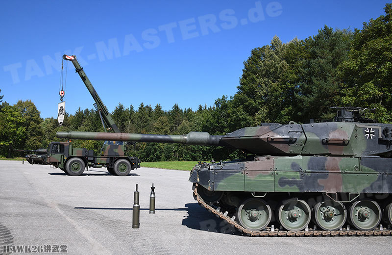 豹2a6为何挂满鞋子?德军坦克连指挥权移交仪式 罕见的军事传统