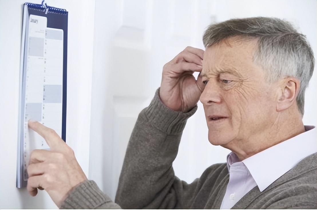 大脑开始"萎缩",身体一般会出现这3个反应,建议提前了解