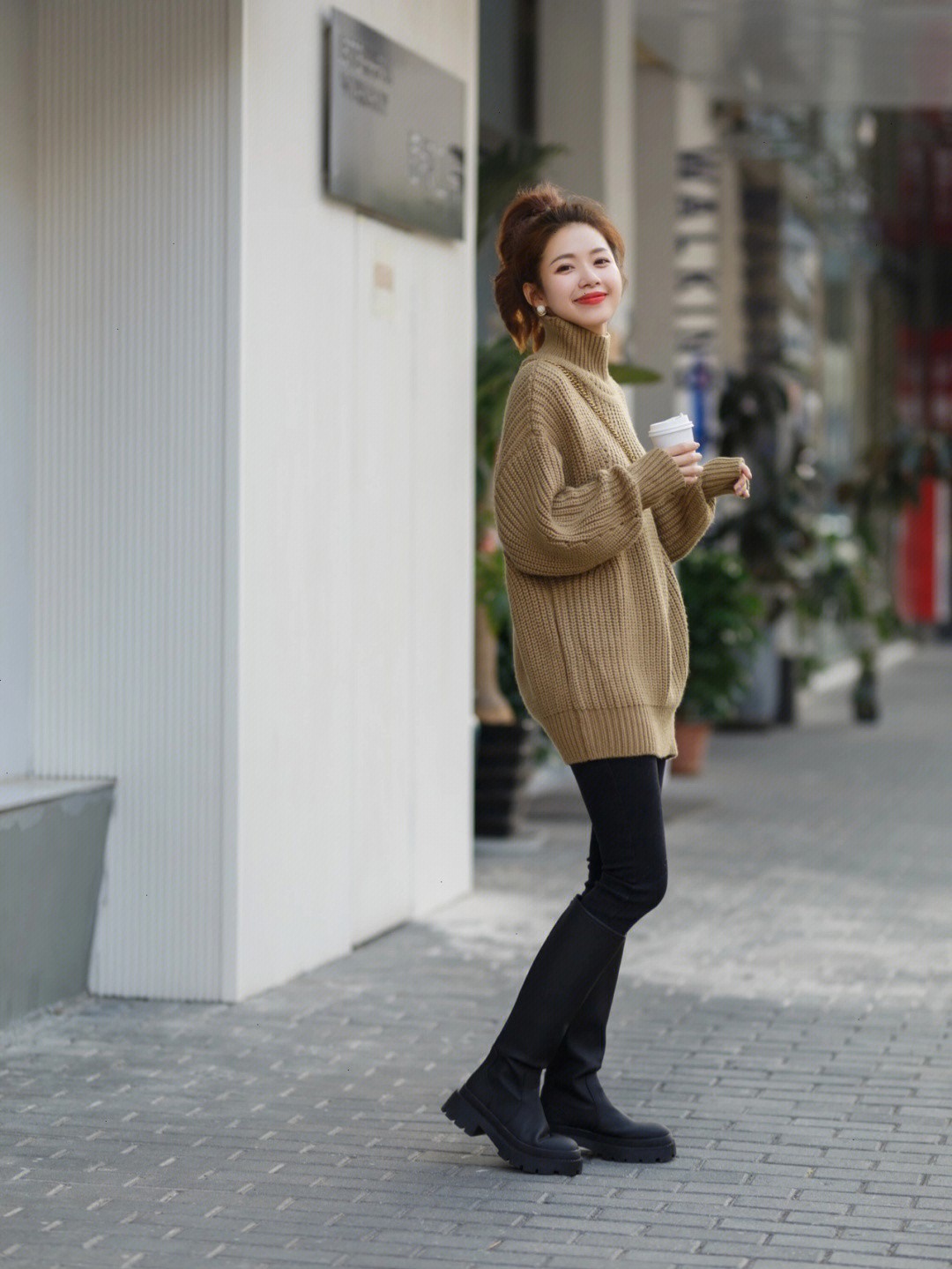 40岁女人如何穿搭马丁靴?这样的穿法让你更加时尚有活力