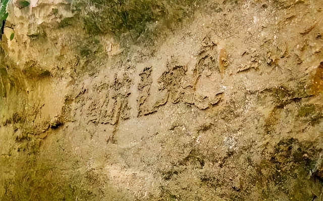 贵州这座救星石,从悬崖坠落后展现的文字,让许多人慕名前来