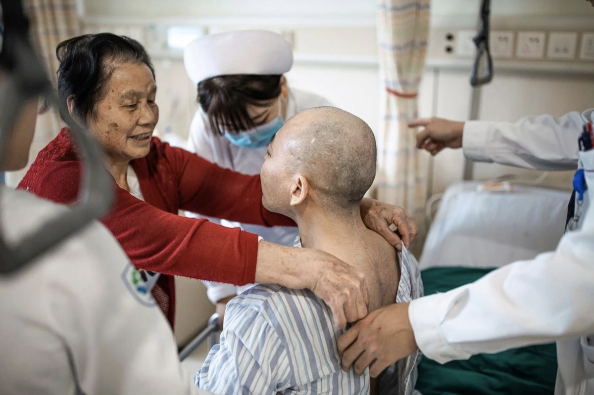 "折叠人"李华:骨头被敲断4次,植入22颗钢钉,如今重获新生