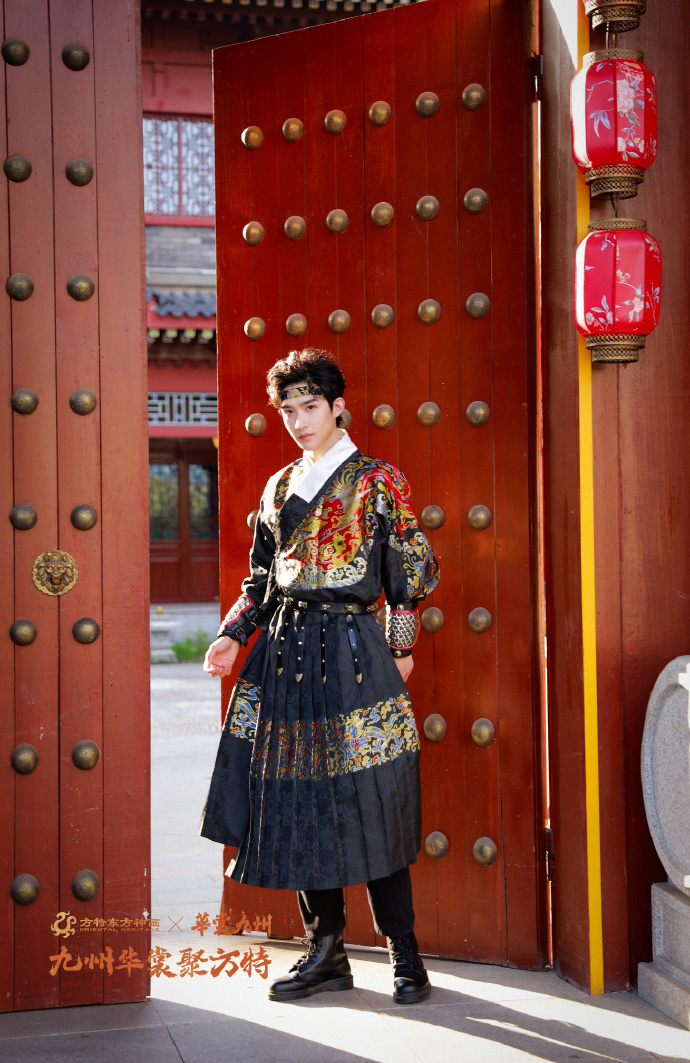 汉服圈"锦衣团"|古代小说里的男主都有了脸,你喜欢哪一个?