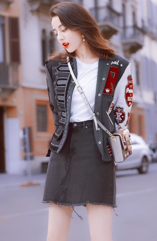 迪丽热巴罕见晒学生风造型,穿制服成美艳学姐,五官精致颜值爆表