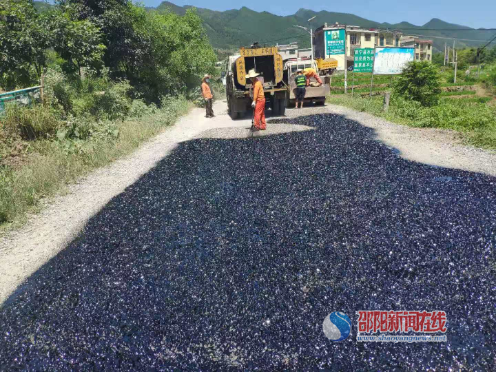 新宁x078线江黄公路迎来了一次全面补强和铺油,延长公路使用寿命