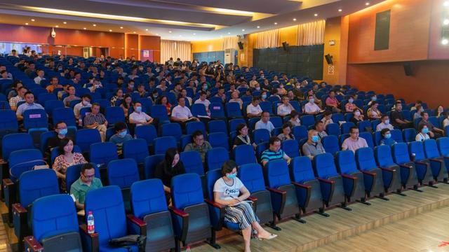 省社科院党委副书记陈井安到我校做党的政治建设专题报告