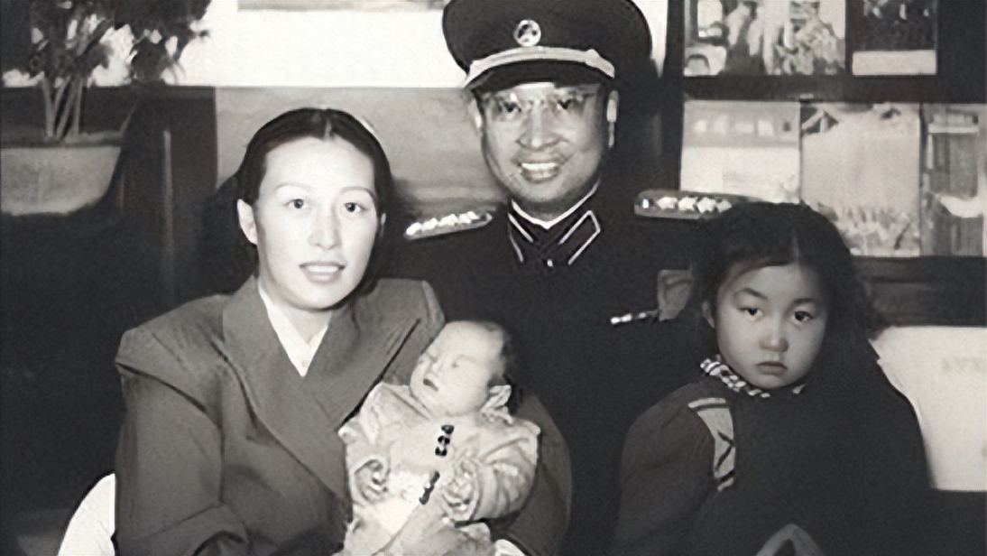 一群老帅问陈赓儿子:你老爸是什么将?听到回答却捧腹大笑