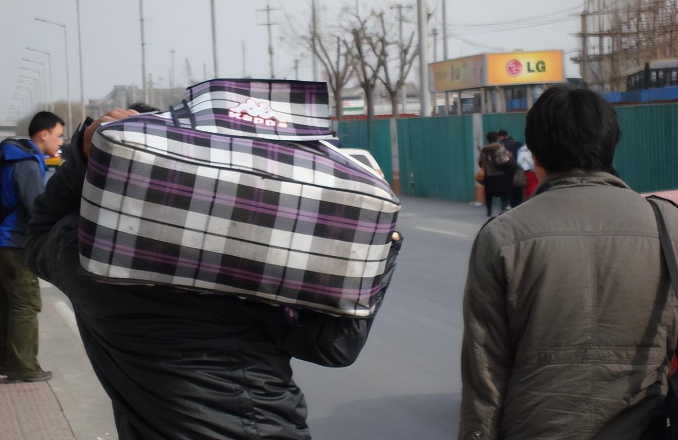 2018年山东51岁泥瓦匠偷偷参加高考大学毕业后无人录用重返工地