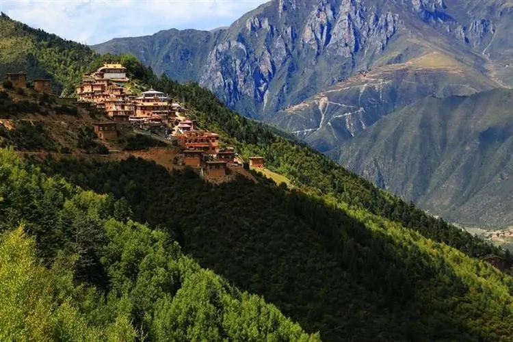 四川白玉县热加寺——莲师用普巴杵打出来的圣迹,加持力远近闻名