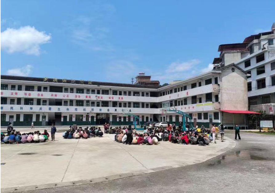 隆回县罗洪镇中学举行防震减灾应急演练