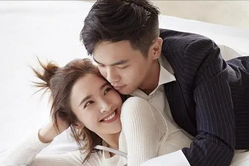 张若昀唐艺昕合体登封,樱桃吻性张力拉满,唯美爱情永不落幕