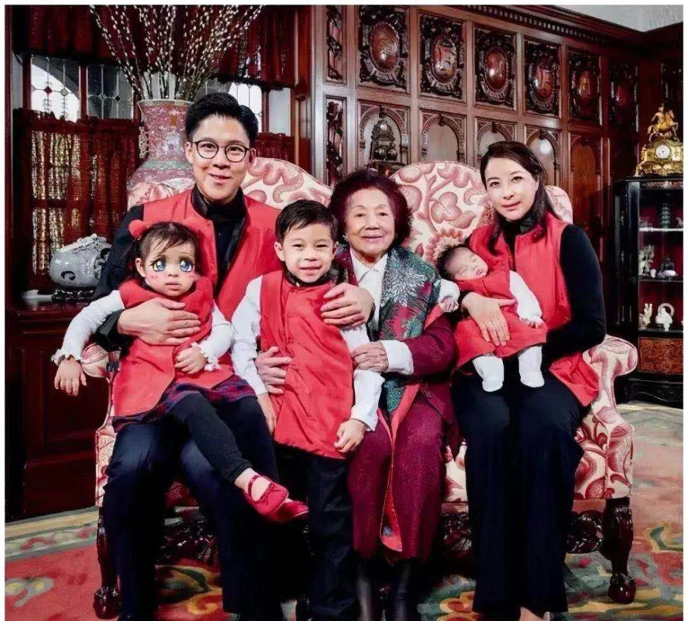 霍启刚晒一家五口合照庆生!郭晶晶满眼温柔,仨孩子乖巧眉眼出众