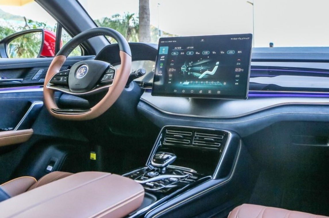 豪华还得看国产车,这两款电车内饰设计优秀,都配有氛围灯