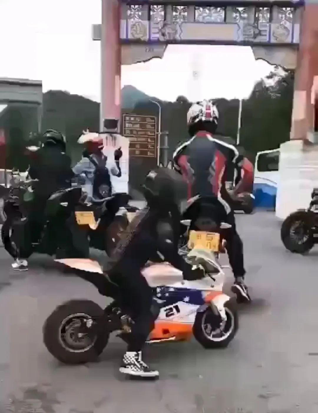 |儿童骑迷你摩托车跑山？门头沟交警：正在调查