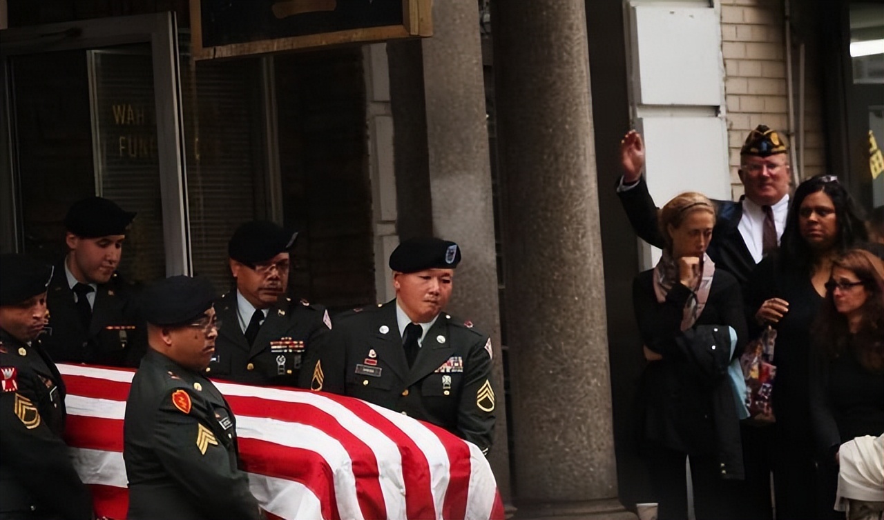 19岁美国华裔士兵陈宇晖,因洗澡忘关水龙头,被美国士兵侮辱自杀