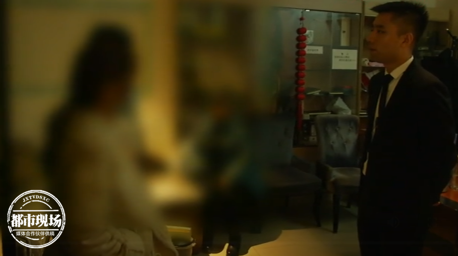 3个女孩正在洗浴 转身竟然看到1个男人 还赶不走