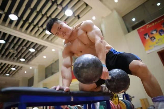 37岁的奥运冠军吕小军在国外到底有多火?网友:永远的神