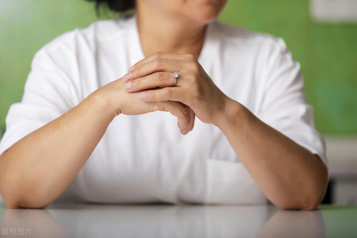 纪实:55岁大妈李菲再婚36岁男人,却称每天都很煎熬,这是为何?