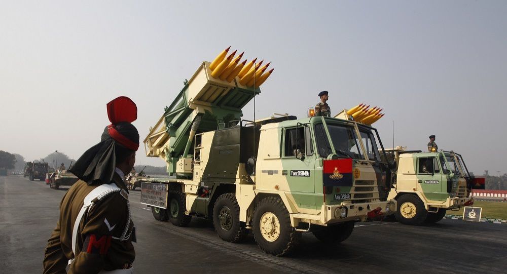 印度进行"皮纳卡"齐射火箭炮改进型火箭弹试验