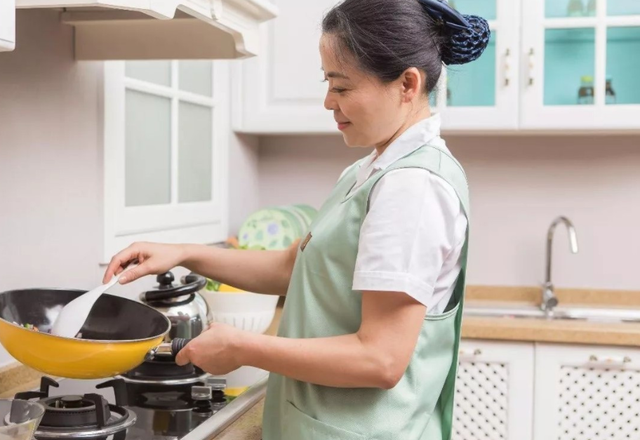 做了20年保姆,我发现了很多家庭"脏乱"的根本原因,很扎心