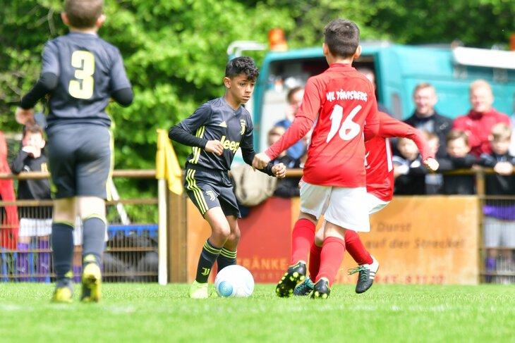 你所不了解的迷你罗:足球历史最佳之一的c罗是怎样培养孩子的?