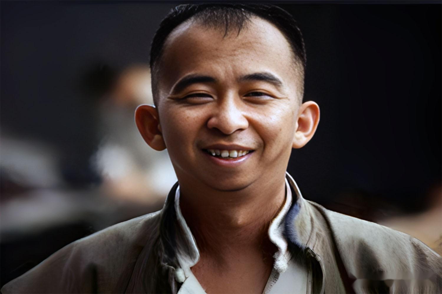 百秋是牤子的妹妹,也是一位精神病人,得益于二赖子的帮助,她的病情有