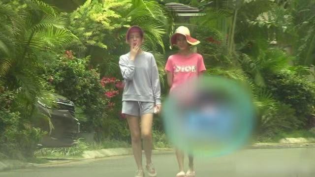 baby三亚度假狂吸烟,不修边幅素颜出街心情超好!