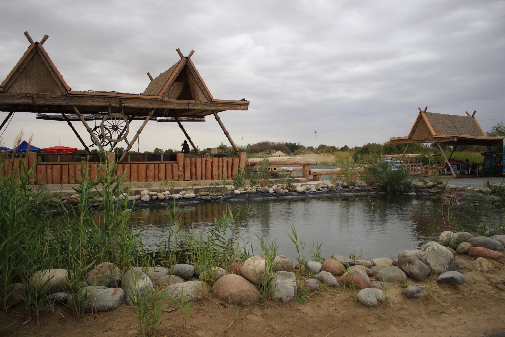 罗布人村寨位于新疆巴音郭楞库尔勒市,拥有丰富多样的自然景观和独特