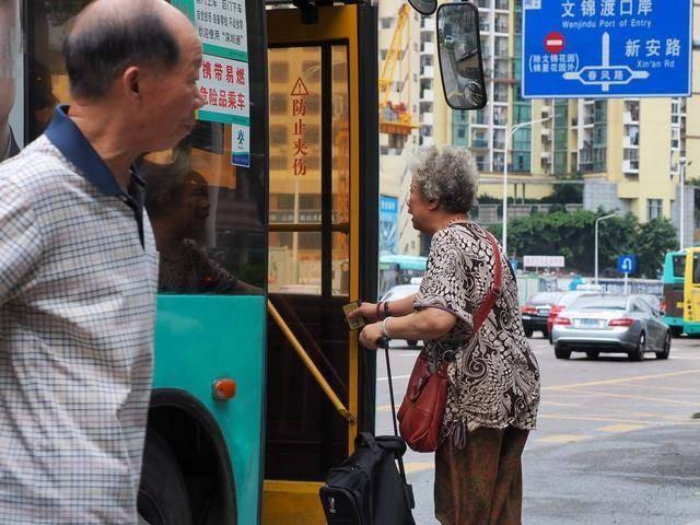 老年人免费乘坐公交车,是否合理?网友对此展开讨论,你怎么看?