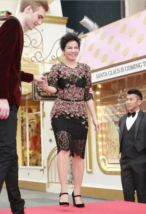 钟楚红心态很年轻!穿大红碎花裙现身,满屏衰老也不在乎!