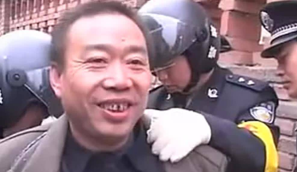 胡文海在遭受到不公后,心理产生了畸变,最后枪杀了14个人