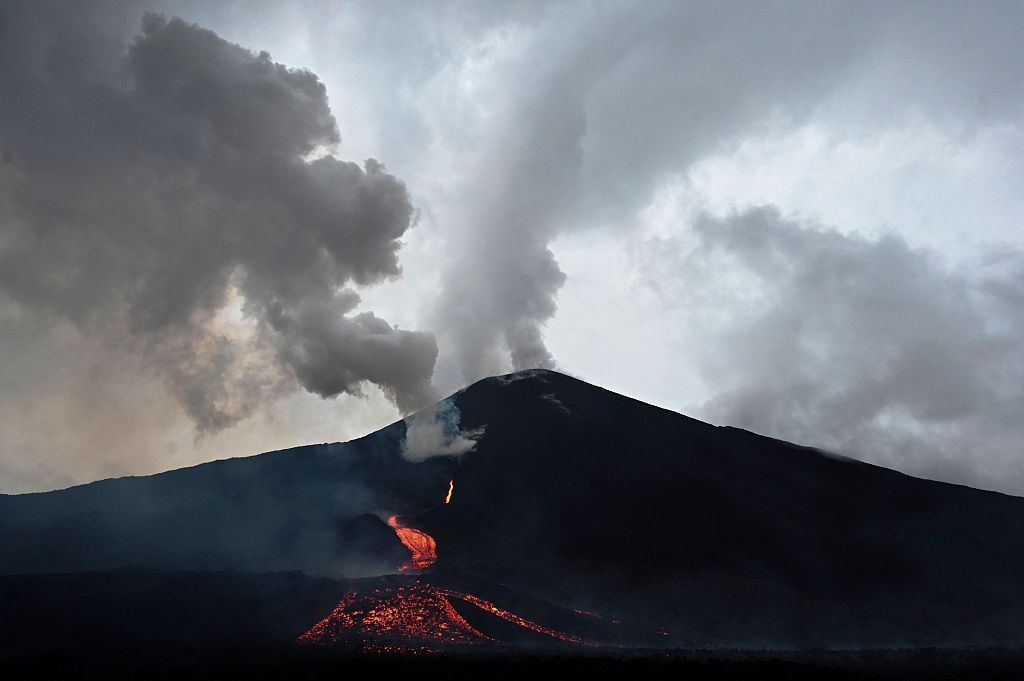 危险!危地马拉帕卡亚火山喷发,大量熔岩流出!