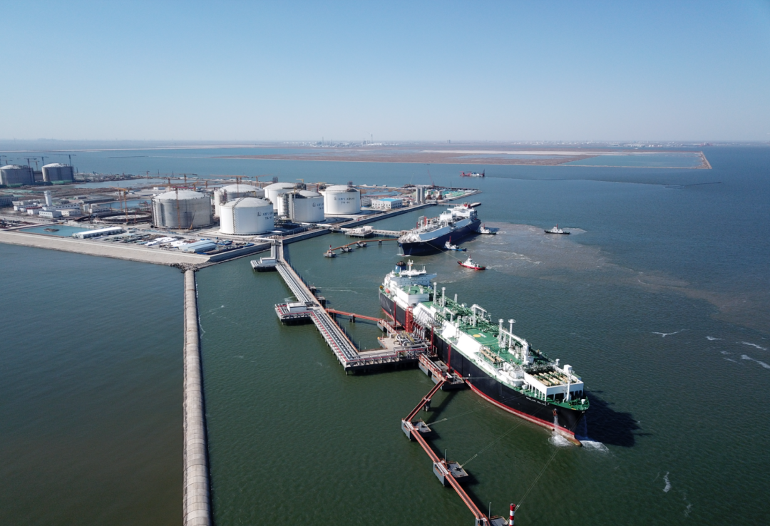 国内首次!中国石化天津lng接收站完成"双船双泊位"同时接卸