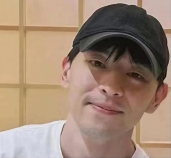 邓伦犯事后近照流出,发福圆润,开火锅店谋生,圈内已无法立足