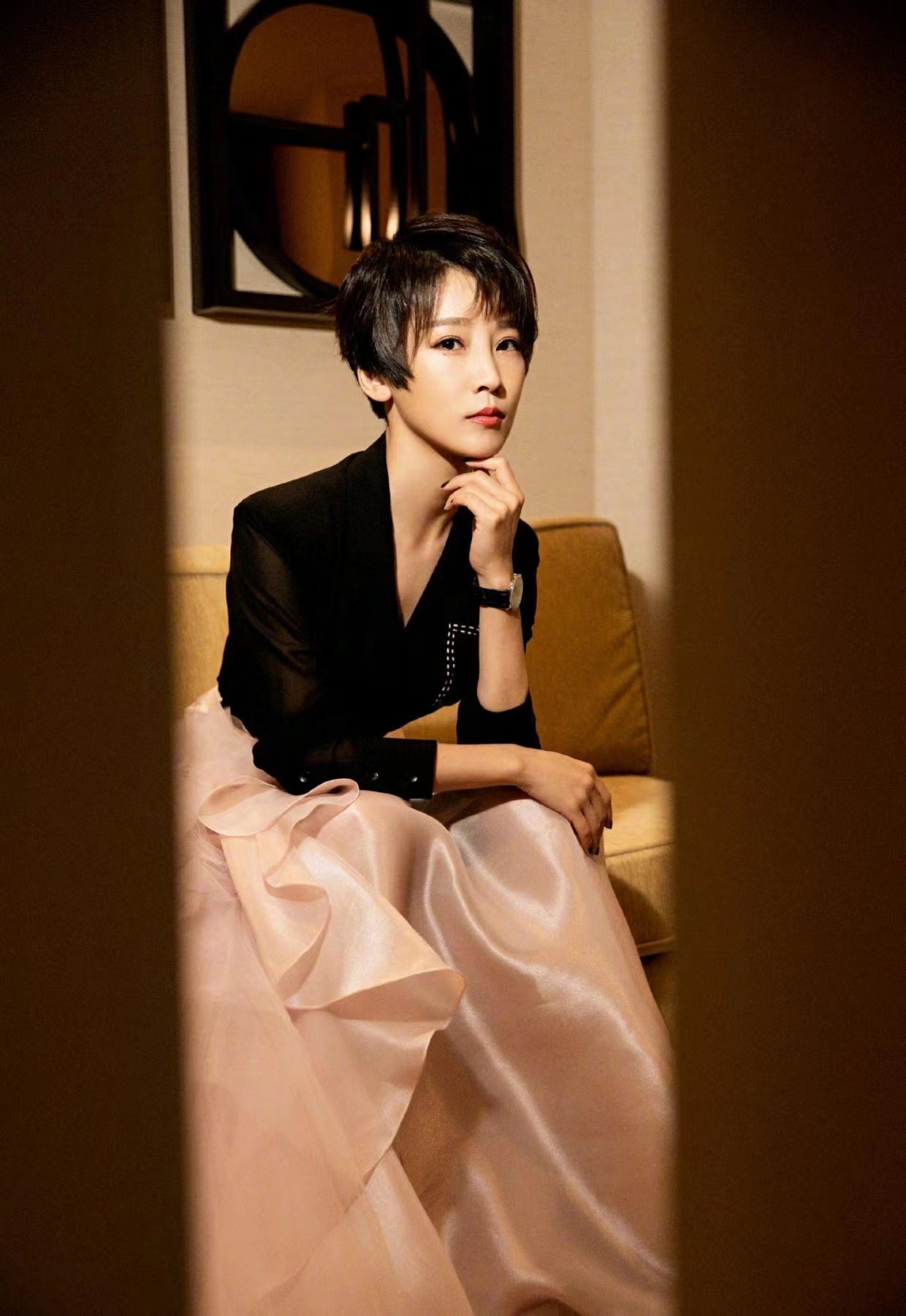 吴京老婆不走阔太路线,一件驼色大衣反复穿,搭配卫衣气质挺高级