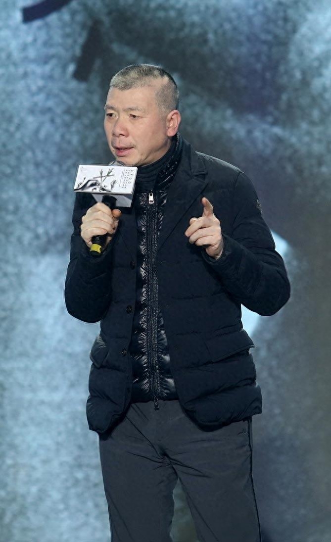 老艺术家冯小刚又惹争议可65岁的他已走上大导演的另一条路